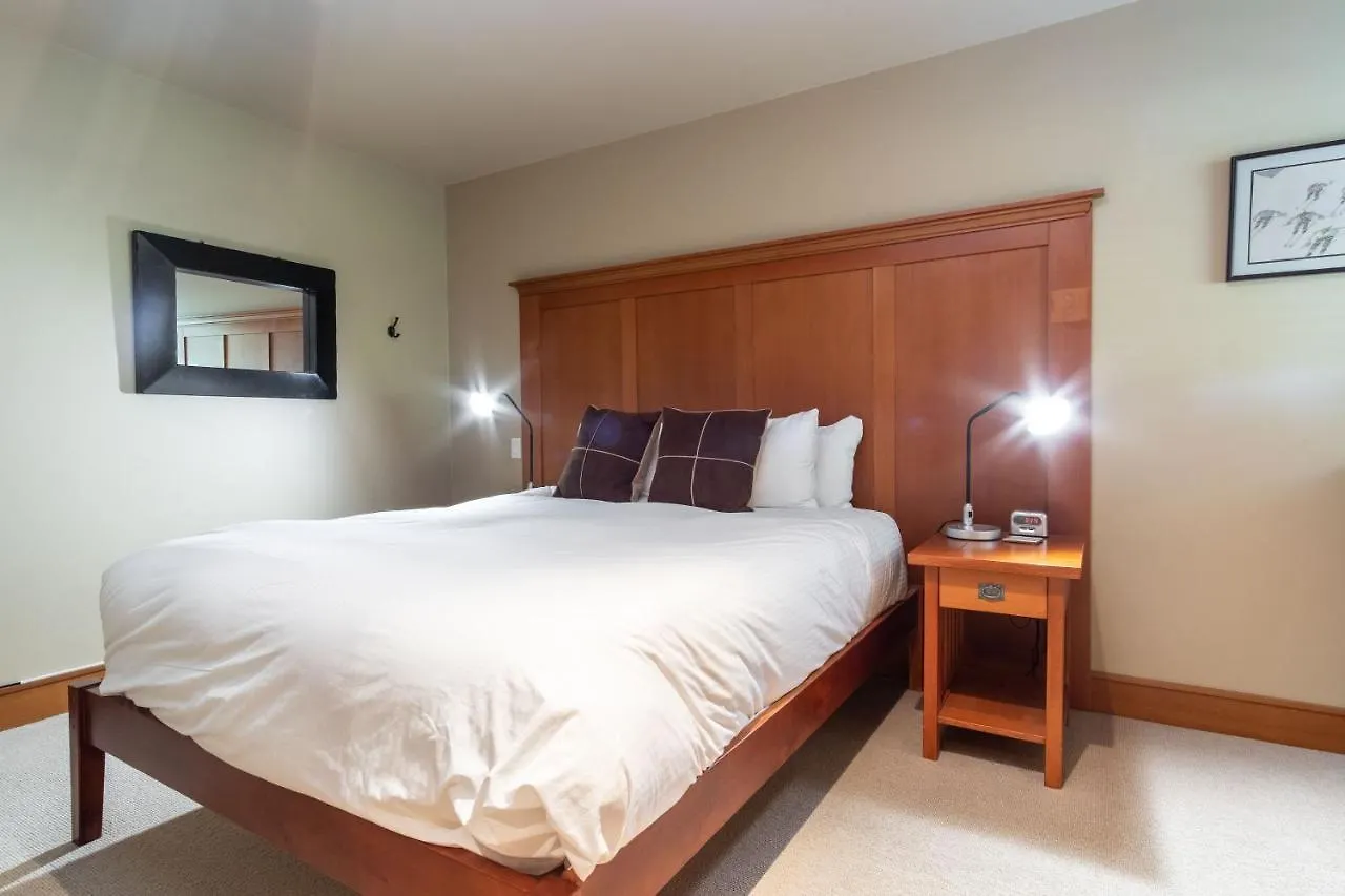 Wildwood Lodge By Outpost Whistler 0*,
