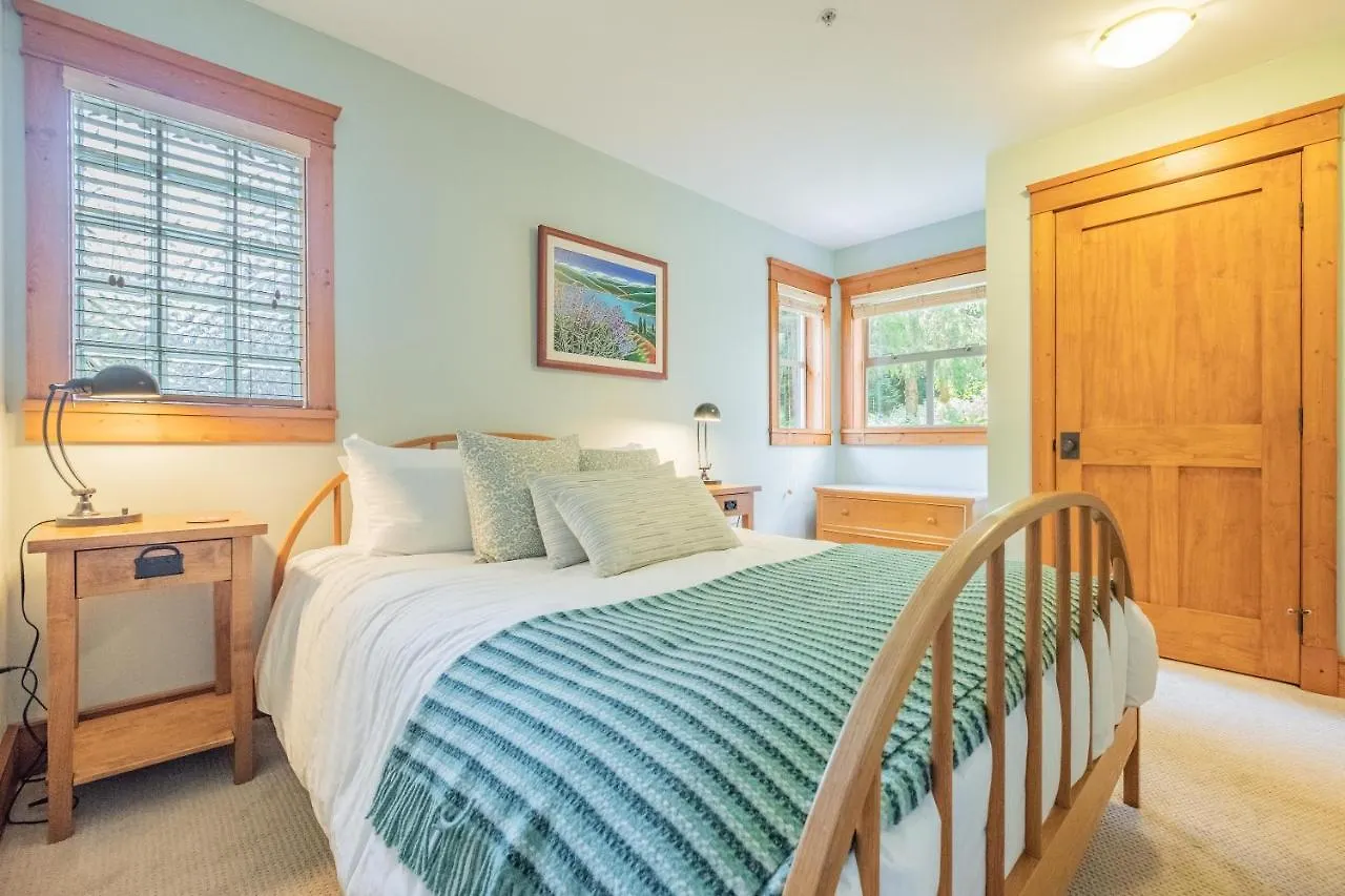 Wildwood Lodge By Outpost Whistler 0*,